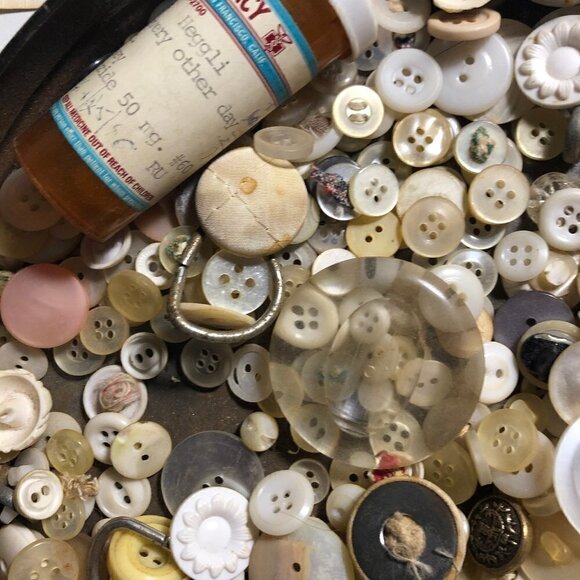 ❣️Button Bundle Mostly White, MOP Glass old Plastic #2426-1 - Picture 12 of 14